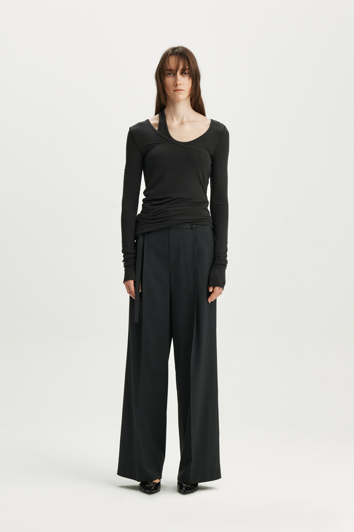 BELTED WIDE TROUSER IN CHARCOAL