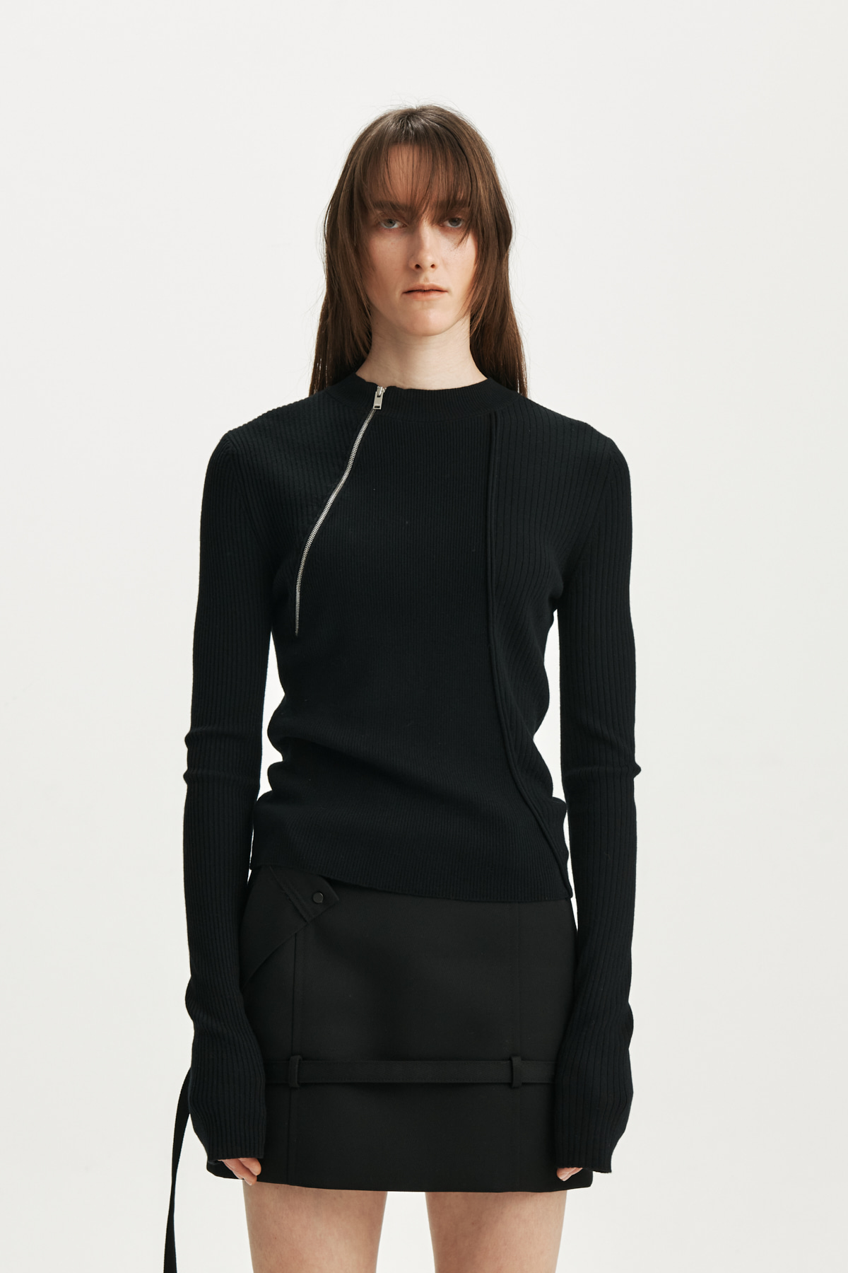 ZIPPER POINT KNIT PULLOVER IN BLACK